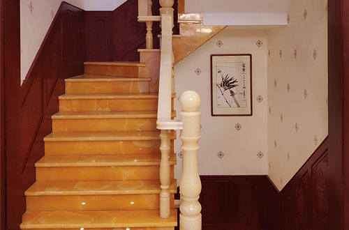 资阳中式别墅室内汉白玉石楼梯的定制安装装饰效果