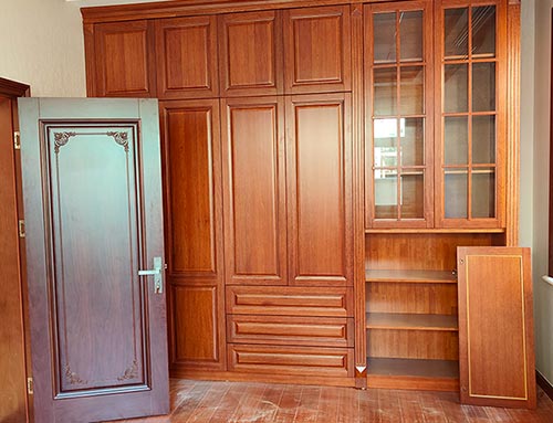 资阳中式家庭装修里定制的实木衣柜效果图